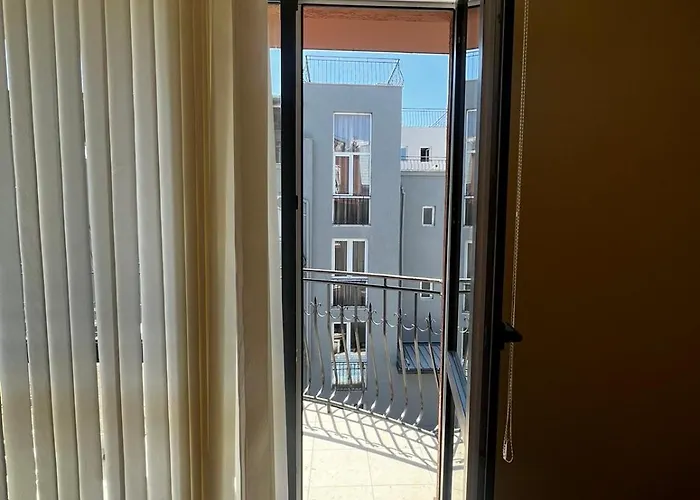 Adeti מלון נסבר